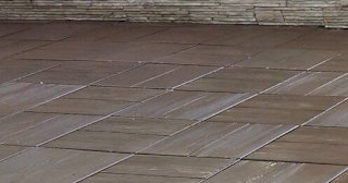 Бетонная брусчатка двора в Нижнем Тагиле в октябре