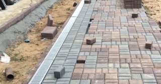 Профессиональная укладка плитки на улице в Нижнем Тагиле в октябре