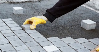 Монтаж тротуарной плитки на даче в Нижнем Тагиле в октябре