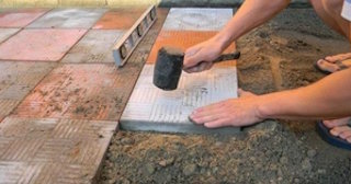 Укладка тротуарной плитки на основание в Нижнем Тагиле в октябре