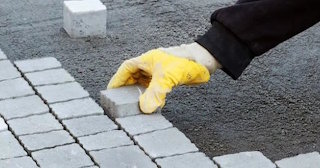 Укладка тротуарной плитки 50 на 50 в Нижнем Тагиле в октябре