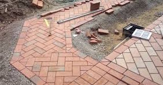 Укладка тротуарной плитки в Нижнем Тагиле в октябре