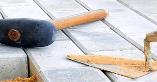Профессиональная укладка тротуарной брусчатки в Нижнем Тагиле в октябре