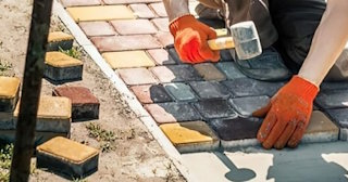 Укладка брусчатки «старый город» три цвета в Нижнем Тагиле в октябре