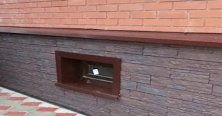 Облицовка цоколя панелями под камень в Нижнем Тагиле в октябре