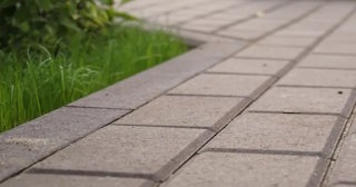 Профессиональная укладка тротуарных дорожек в Нижнем Тагиле в октябре
