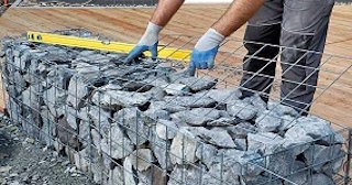 Устройство подпорной стенки из габионов в Нижнем Тагиле в октябре